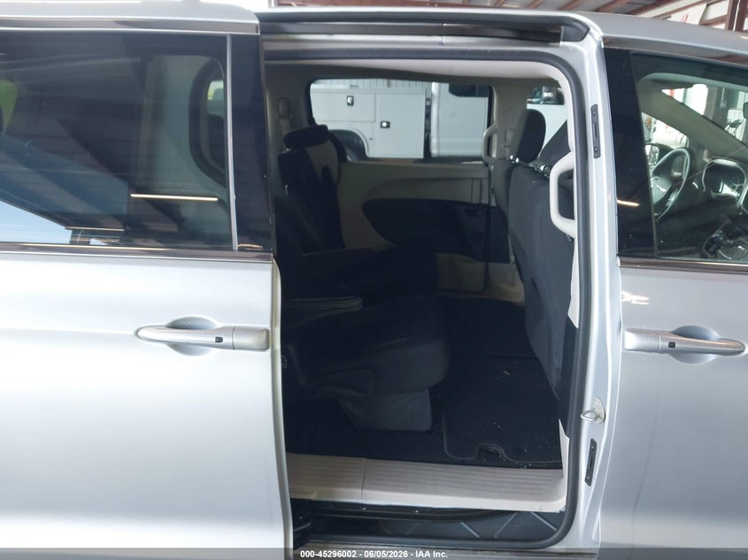 2022 CHRYSLER VOYAGER auction photo 8