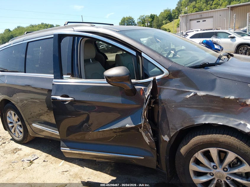 2017 CHRYSLER PACIFICA auction photo 6