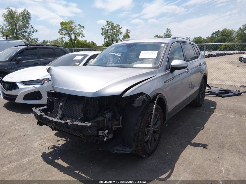 2022 VOLKSWAGEN TIGUAN auction photo 2