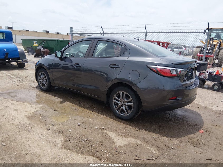 2019 TOYOTA YARIS auction photo 3