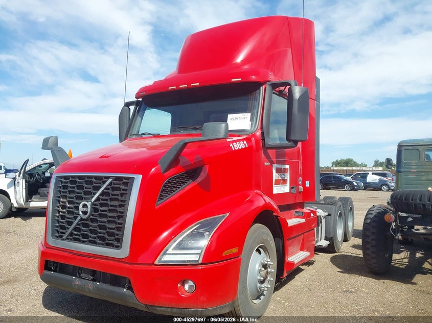 2020 VOLVO VNR auction photo 2