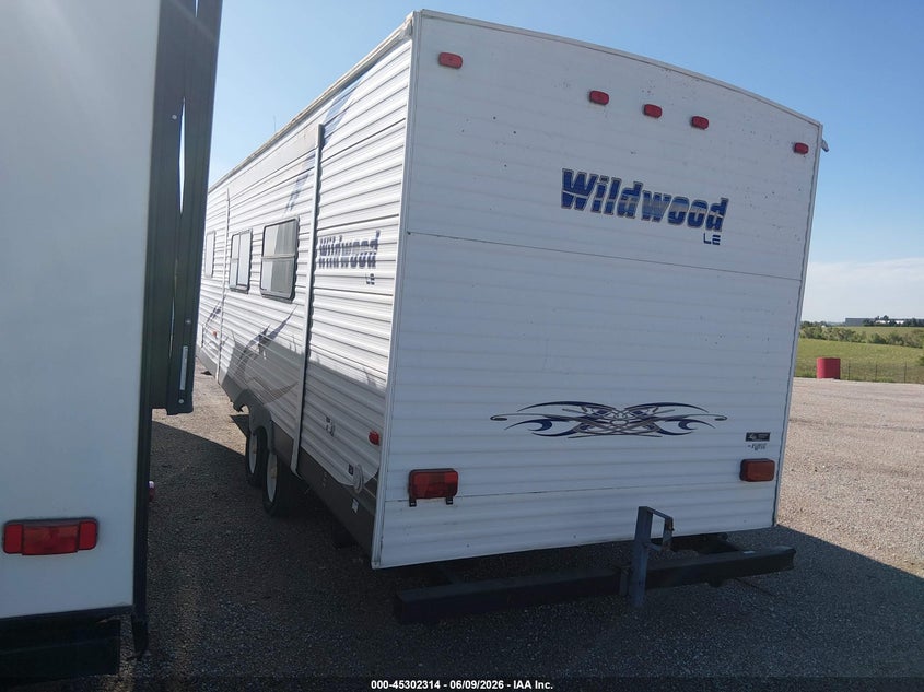 2009 FOREST RIVER WILDWOOD LE TRAVEL TRAILER auction photo 3