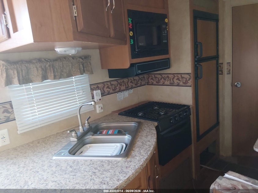 2009 FOREST RIVER WILDWOOD LE TRAVEL TRAILER auction photo 7