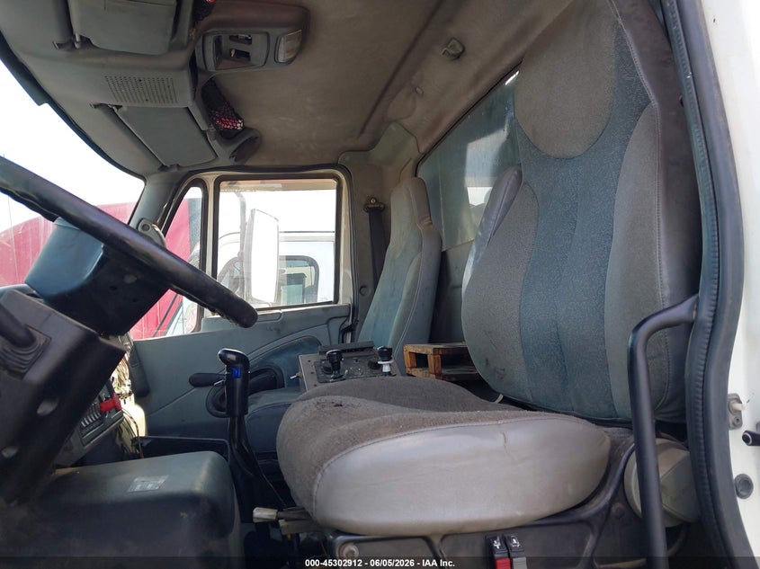 2004 INTERNATIONAL 7000 auction photo 6