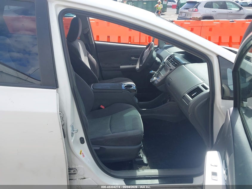 2014 TOYOTA PRIUS V auction photo 5
