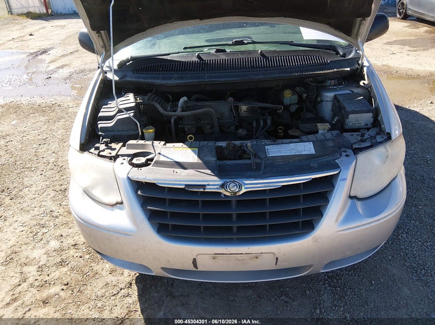 2005 Chrysler Town & Country Touring VIN: 2C8GP54L55R370299 Lot: 45304301