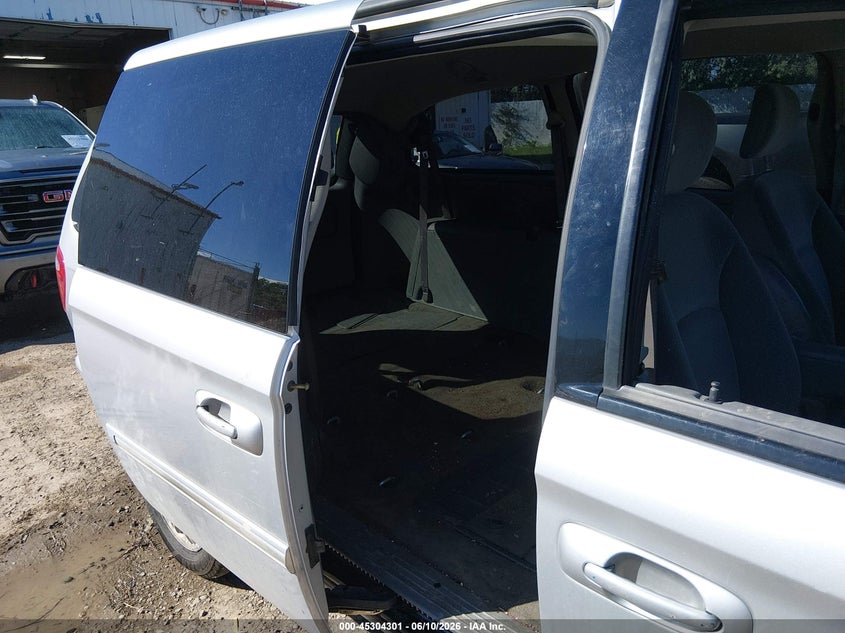 2005 Chrysler Town & Country Touring VIN: 2C8GP54L55R370299 Lot: 45304301