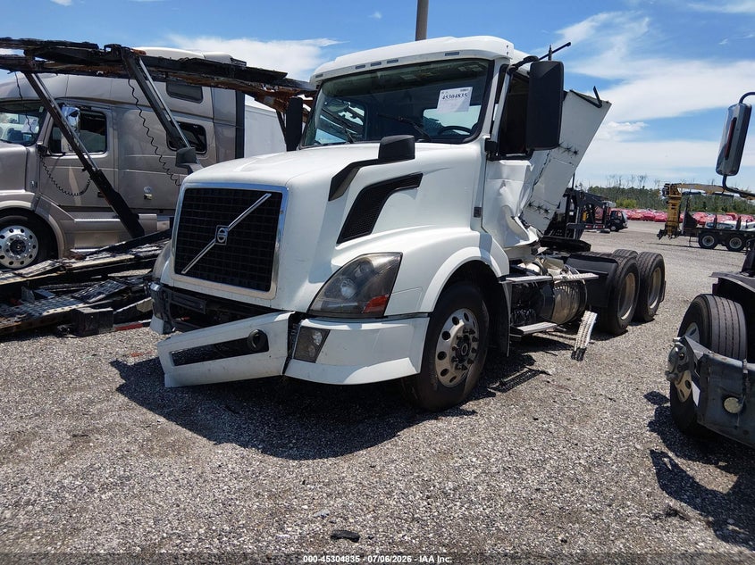 2014 VOLVO VN auction photo 2