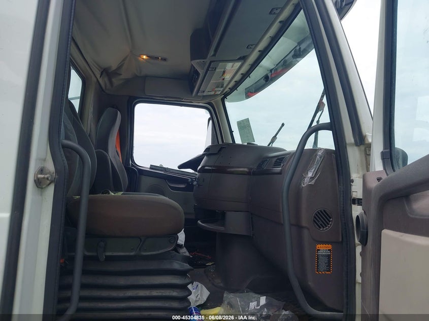 2014 VOLVO VN auction photo 7