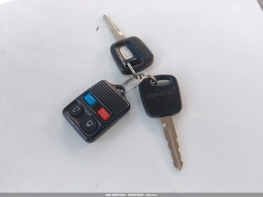 2000 Lincoln Town Car Executive VIN: 1LNHM81W6YY880235 Lot: 45307624
