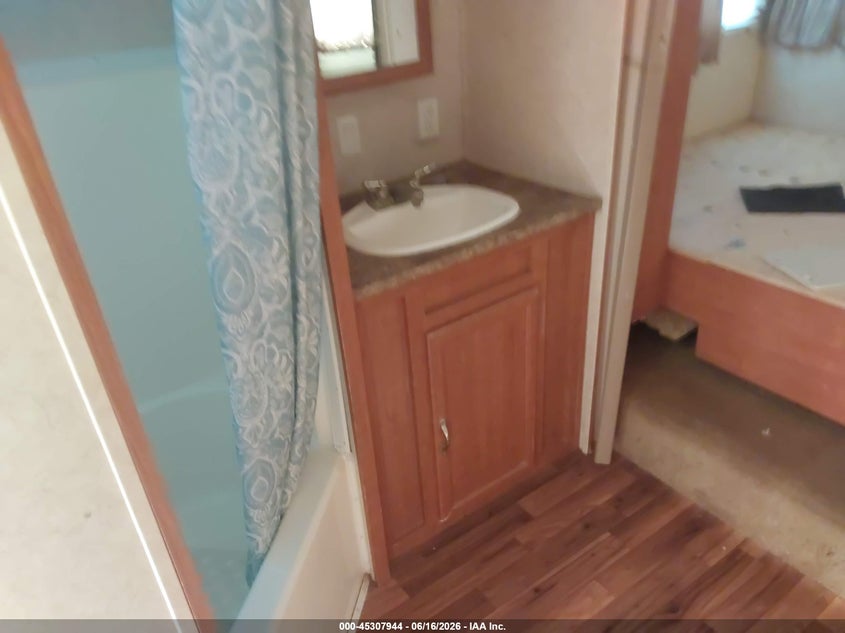 2012 RECREATION BY DESIGN 5TH WHEEL TRAVEL TRAILER auction photo 7