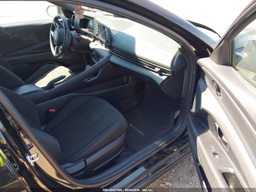 2025 HYUNDAI ELANTRA auction photo 5