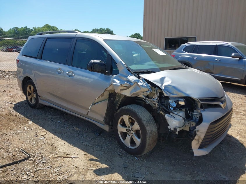 Vin: 5tdkz3dc0js922139, lot: 45808982, toyota sienna le 8 passenger 2018 img_1
