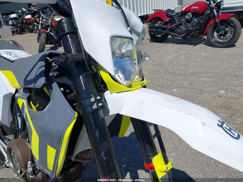 2022 HUSQVARNA SUPERMOTO 701 SN 76636120000R, 692(VIN: VBKUSV404NM739910