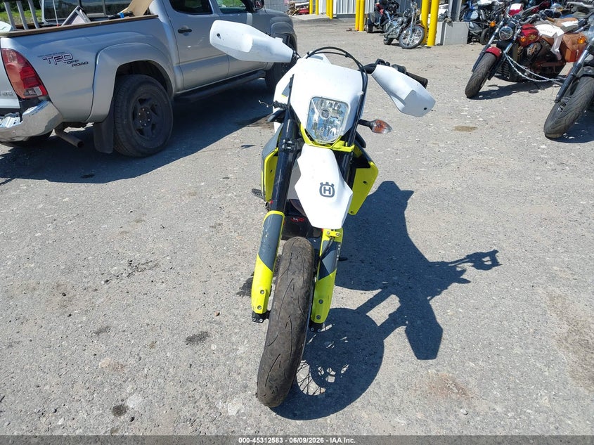 2022 HUSQVARNA SUPERMOTO 701 SN 76636120000R, 692(VIN: VBKUSV404NM739910