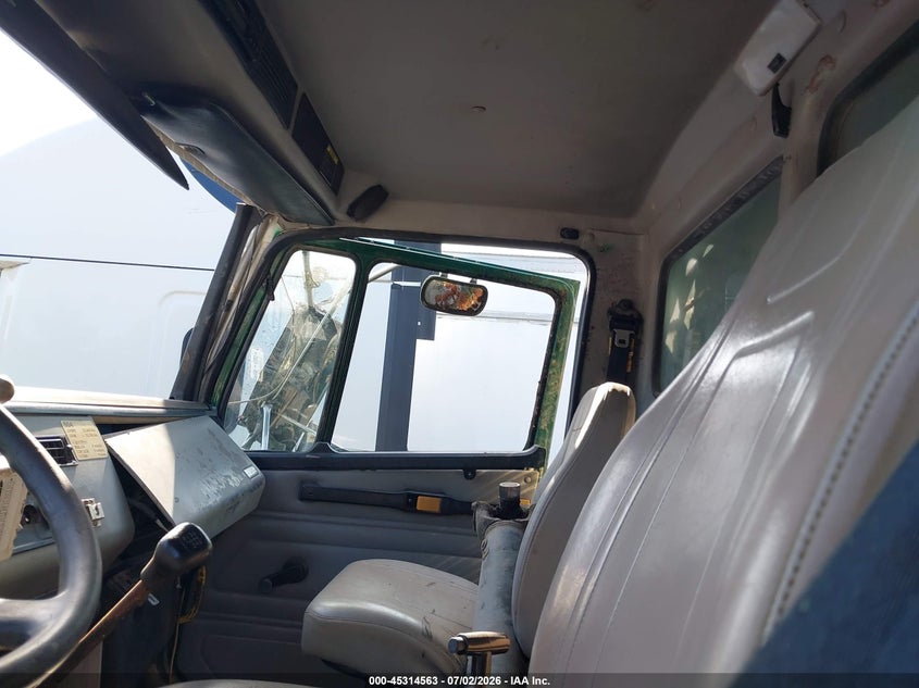 2000 FREIGHTLINER MEDIUM CONVENTIONAL auction photo 7