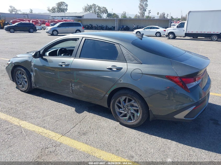 2024 HYUNDAI ELANTRA auction photo 3