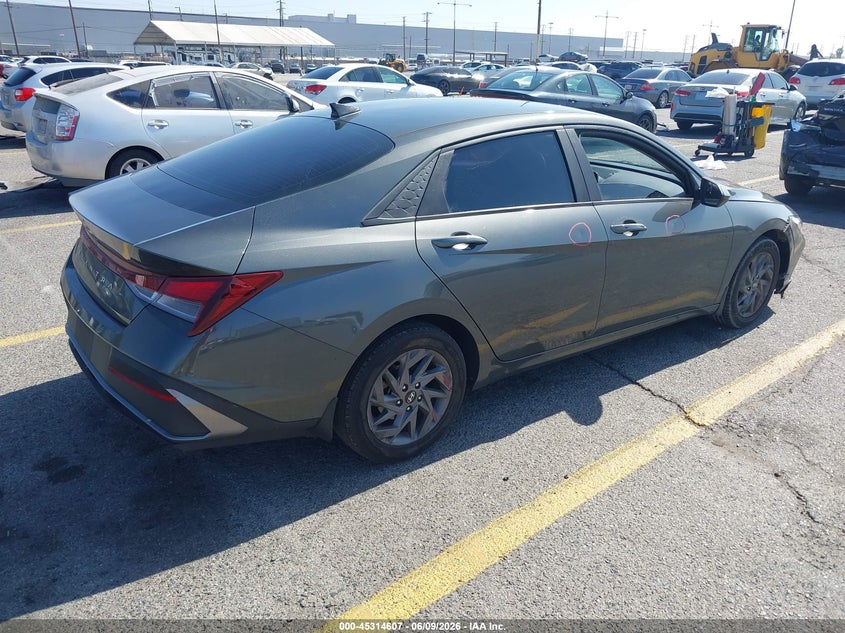2024 HYUNDAI ELANTRA auction photo 4