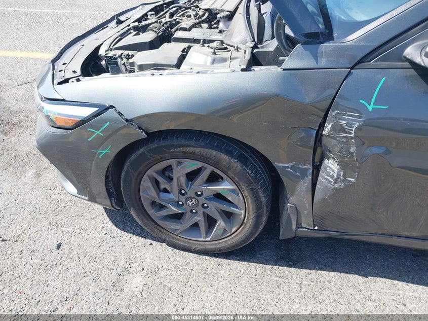 2024 HYUNDAI ELANTRA auction photo 6