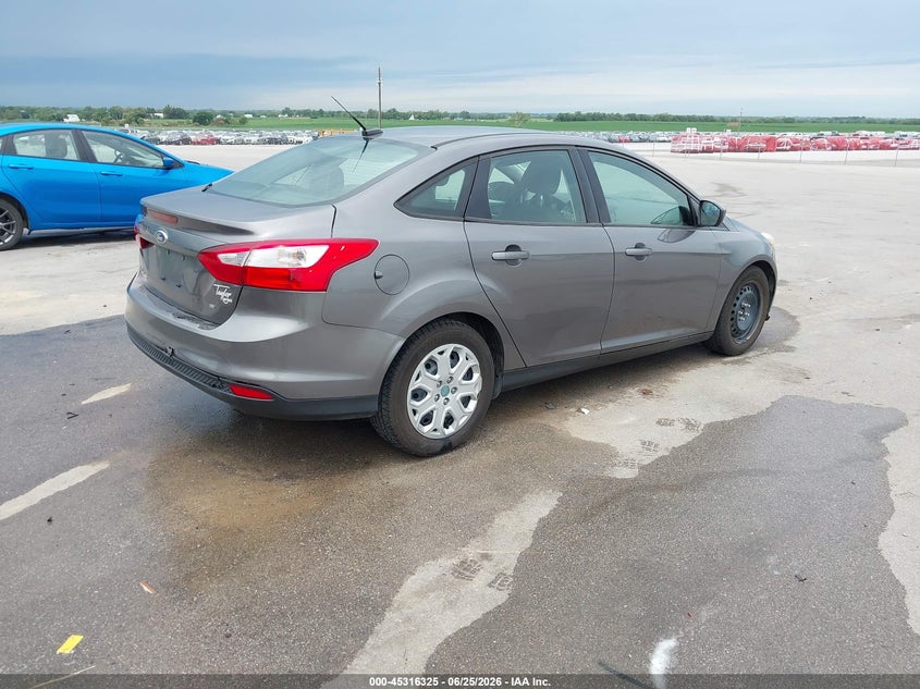 Vin: 1fahp3f21cl194135, lot: 45814251, ford focus se 20124