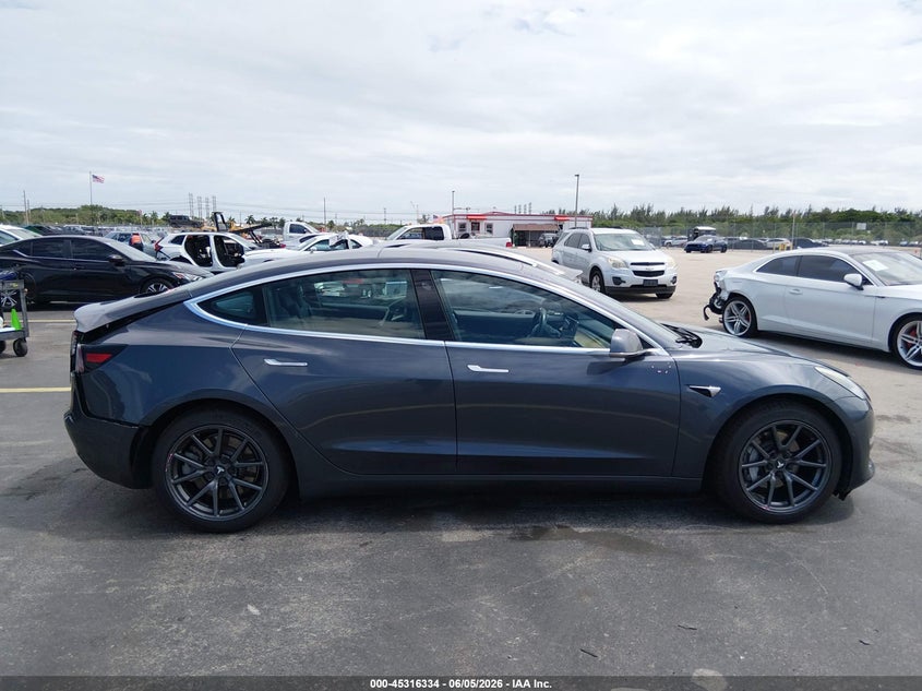 5YJ3E1EB4KF386084 2019 Tesla Model 3 grey