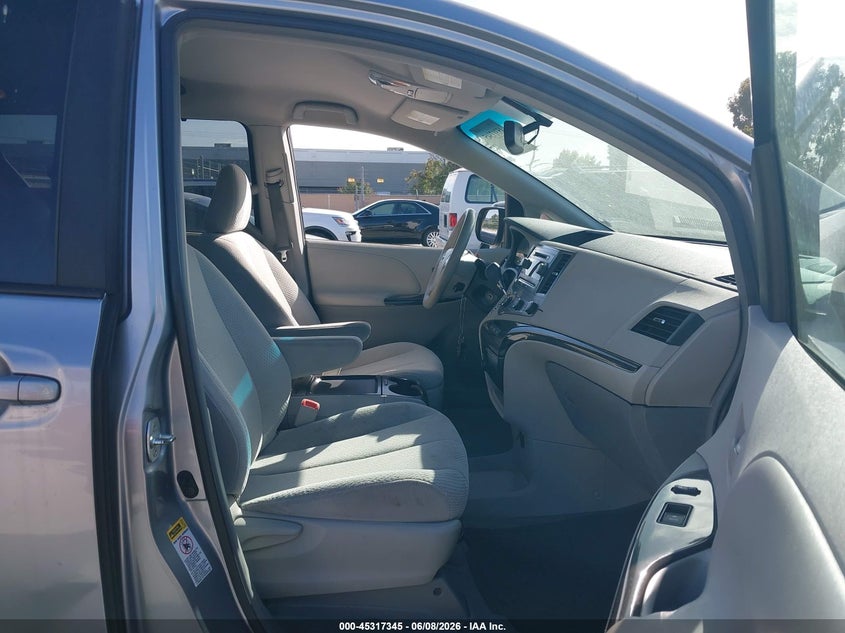 2011 TOYOTA SIENNA auction photo 5