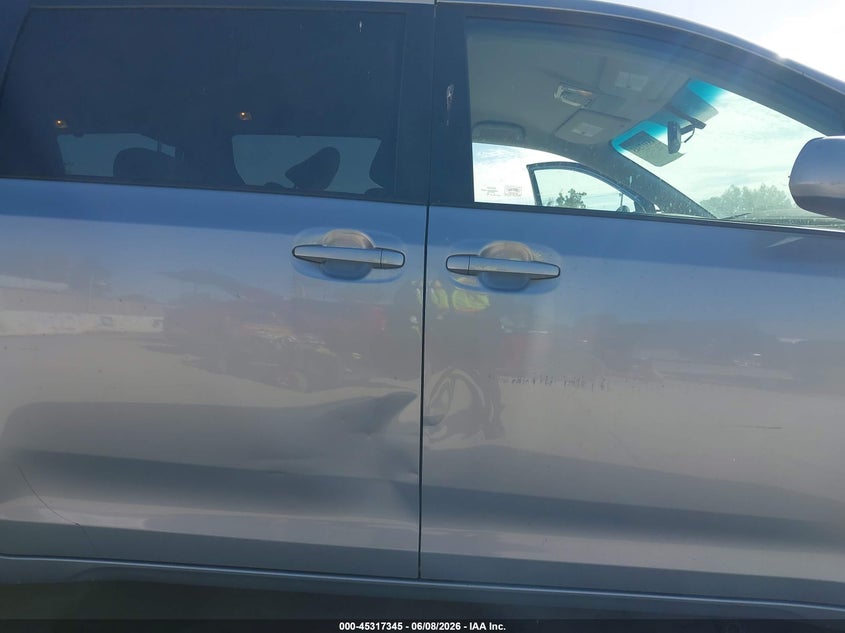 2011 TOYOTA SIENNA auction photo 6