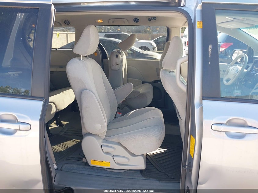 2011 TOYOTA SIENNA auction photo 8