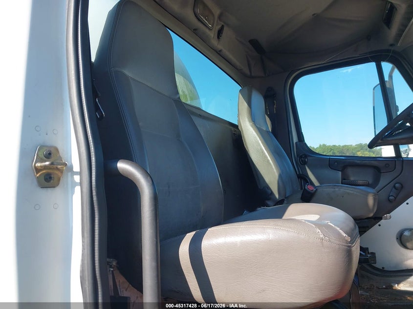 2004 FREIGHTLINER M2 auction photo 8