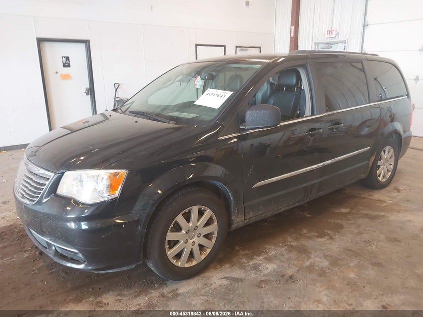 2015 CHRYSLER TOWN & COUNTRY auction photo 2