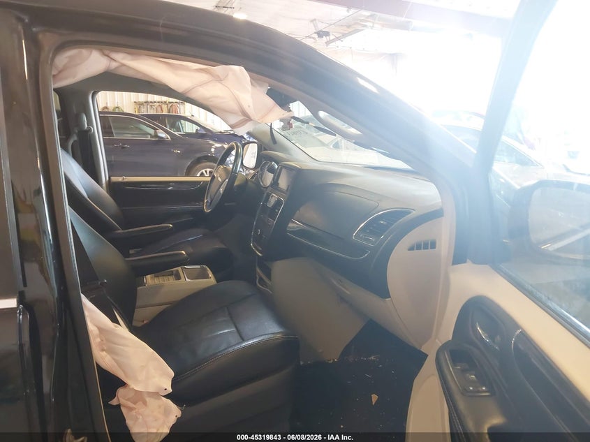 2015 CHRYSLER TOWN & COUNTRY auction photo 5