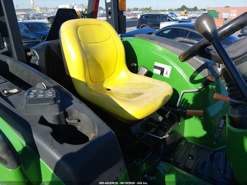 2021 JOHN DEERE 4044M TRACTOR auction photo 5