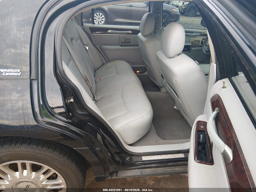 2007 Lincoln Town Car Signature Limited VIN: 1LNHM82VX7Y624233 Lot: 45321001