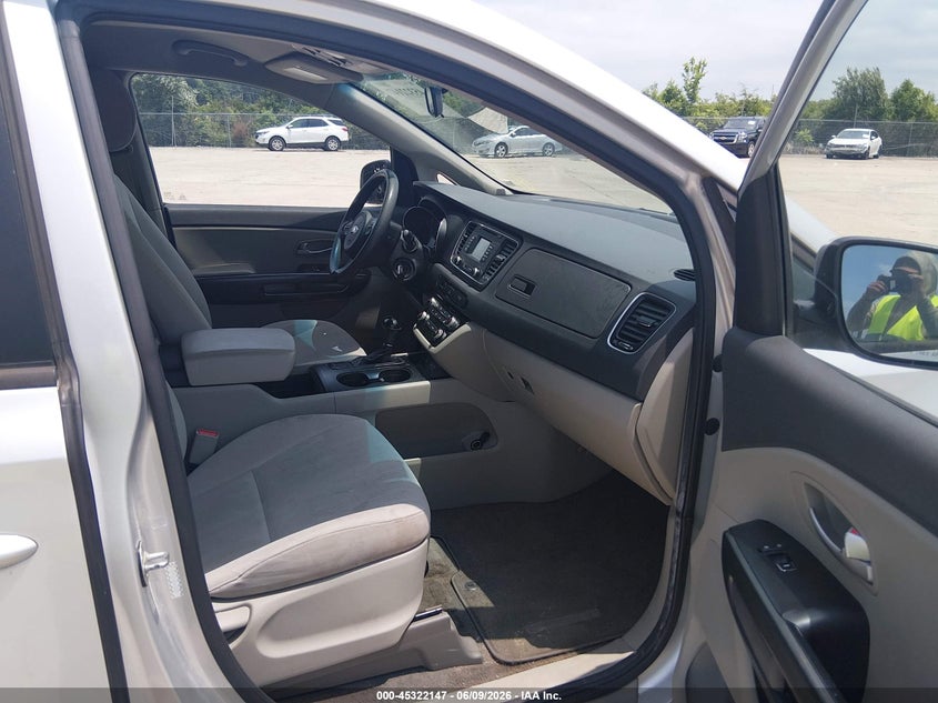 2016 KIA SEDONA auction photo 5