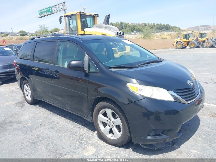 Vin: 5tdkz3dc6hs882997, lot: 45820287, toyota sienna le 8 passenger 2017 img_1
