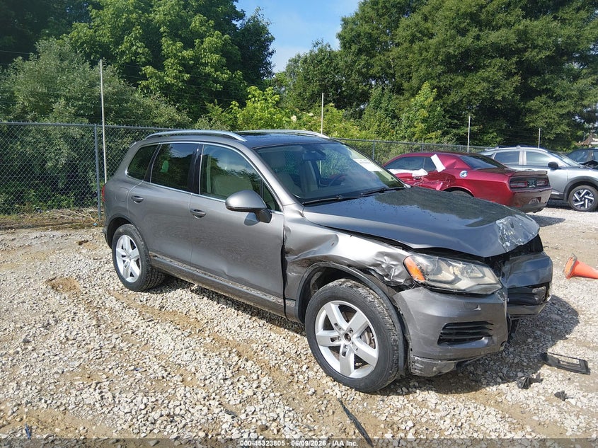 2013 VOLKSWAGEN TOUAREG auction photo 1