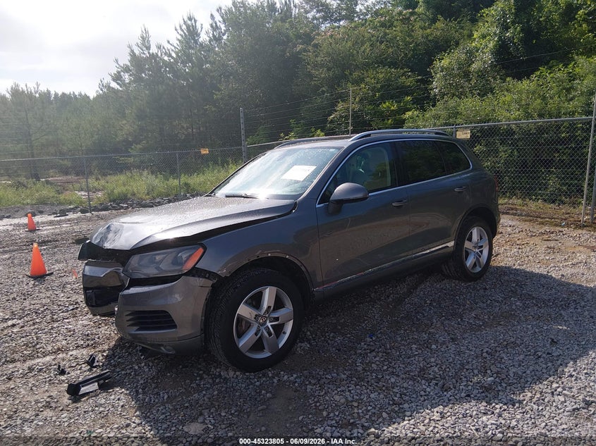2013 VOLKSWAGEN TOUAREG auction photo 2