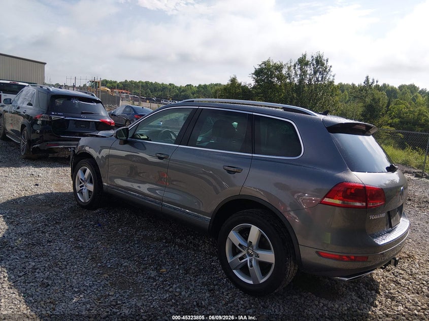 2013 VOLKSWAGEN TOUAREG auction photo 3