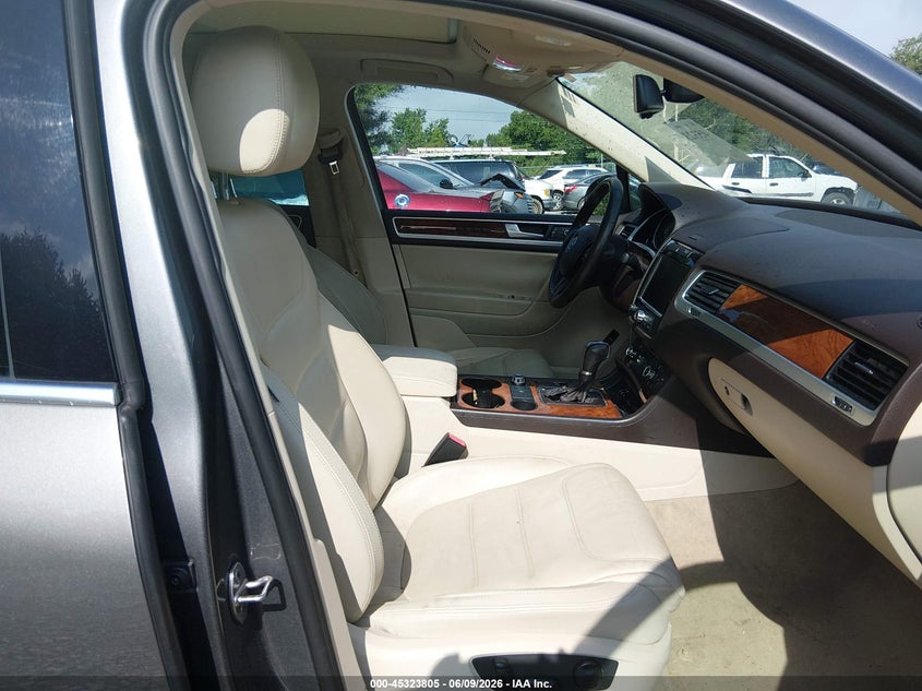 2013 VOLKSWAGEN TOUAREG auction photo 5