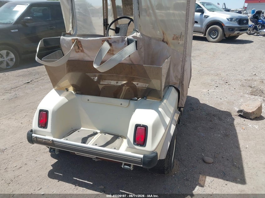 1991 CLUB CAR GOLF CART auction photo 4