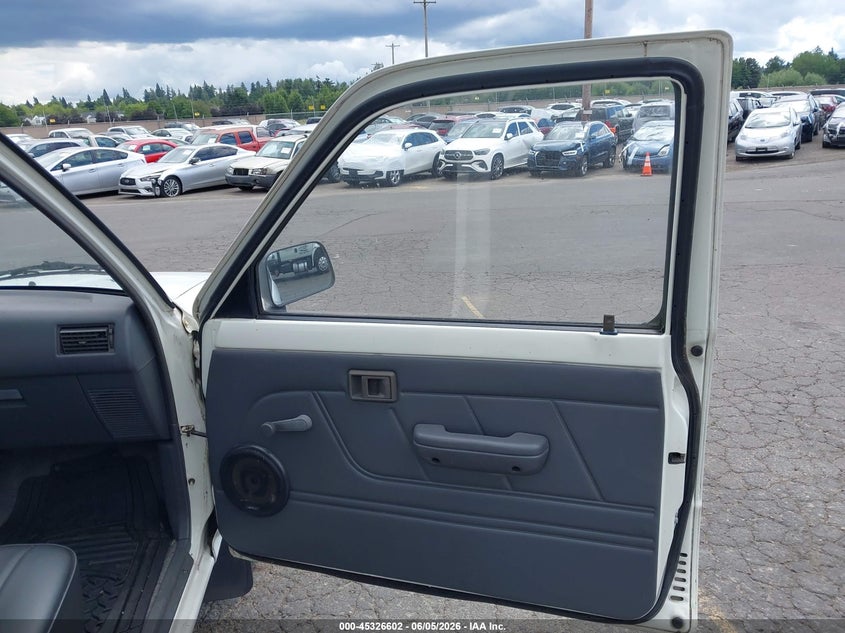 1992 Toyota Pickup 1/2 Ton Short Whlbase Stb VIN: 4TARN81A8NZ010417 Lot: 45326602