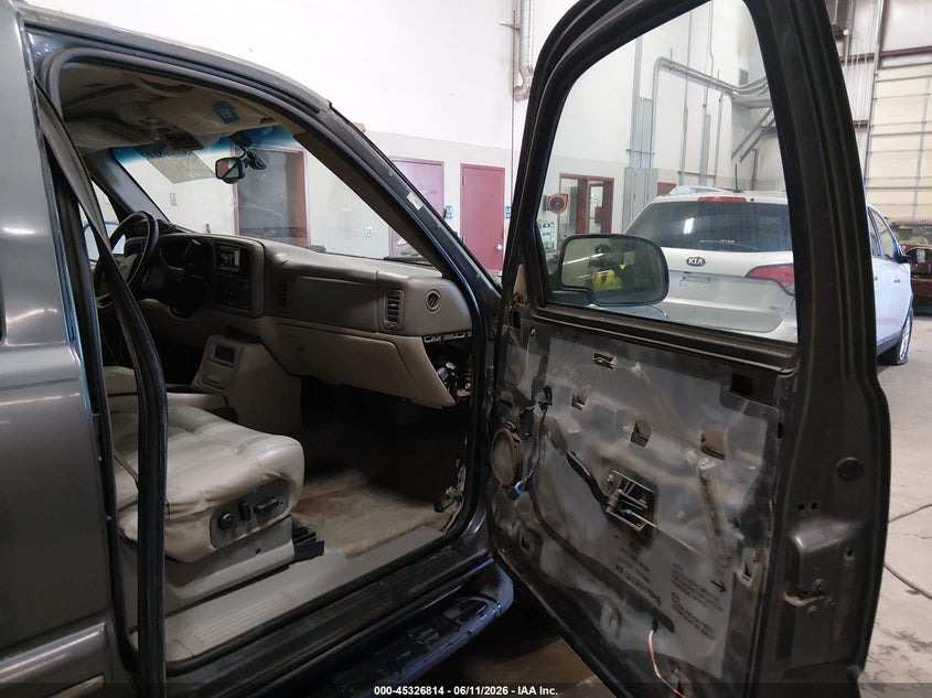 2002 CHEVROLET TAHOE auction photo 5