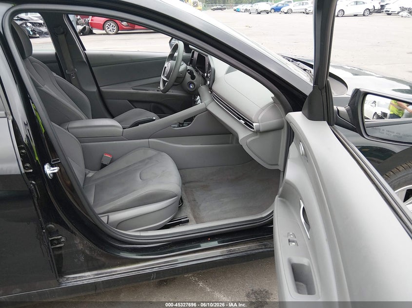 2025 HYUNDAI ELANTRA auction photo 5
