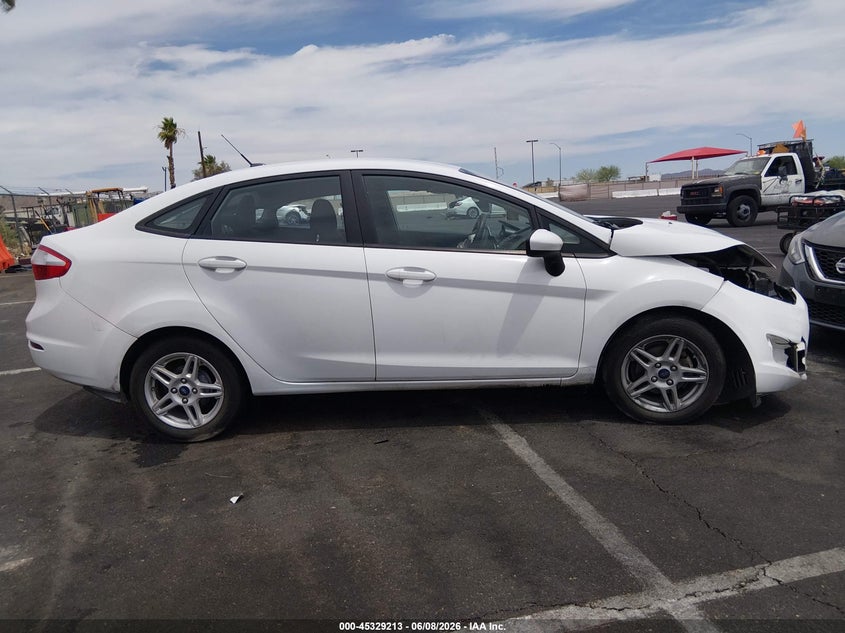 VIN 3FADP4BJ8JM143132 2018 FORD FIESTA SE