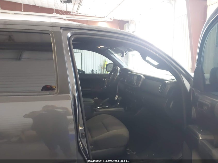 2017 TOYOTA TACOMA auction photo 5