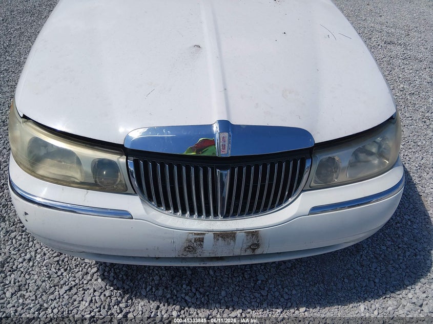 1998 Lincoln Town Car Signature VIN: 1LNFM82WXWY670207 Lot: 45333845