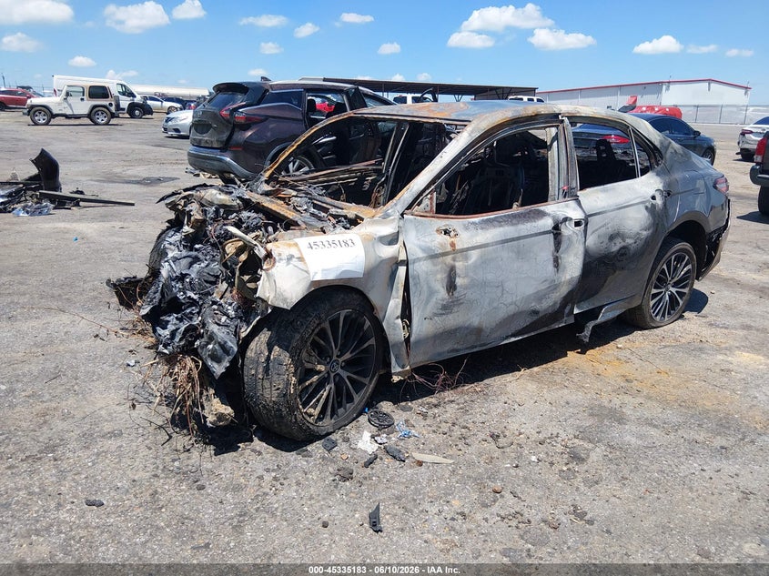 2018 Toyota Camry Se 4T1B11HK8JU613524 photo 1