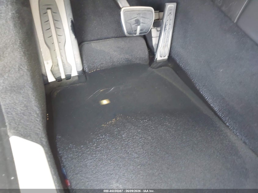 2023 BMW 740 auction photo 6