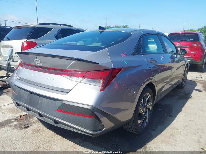 2025 HYUNDAI ELANTRA auction photo 4