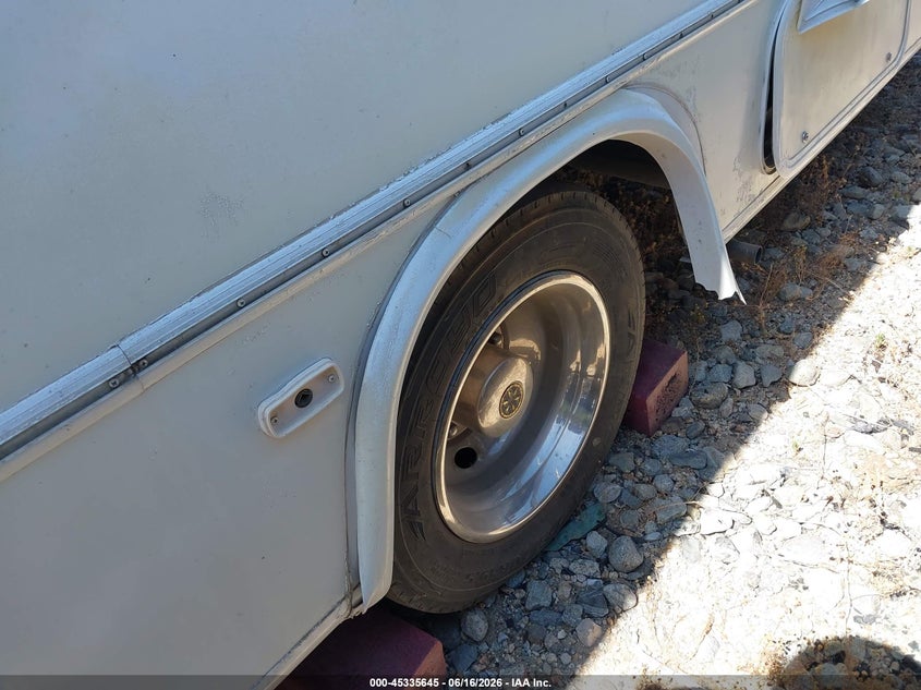 1999 Ford F550 Super Duty Stripped Chass VIN: 3FCLF53SXXJA22554 Lot: 45335645